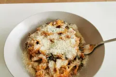 Pasta mit selbstgemachter Tomatenso&szlig;e und Blattspinat