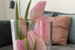Tulpen kreativ in der Vase arrangieren