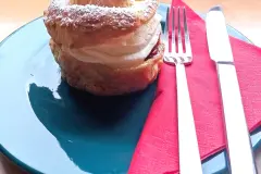 Windbeutel mit Kirschen und Sahne