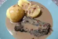 Rindersteak mit Rotwein-Sahneso&szlig;e und Kartoffelkn&ouml;del
