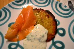 R&ouml;sti selber machen - mit ger&auml;uchertem Lachs und Rahm-Dip