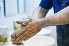 &Ouml;lige H&auml;nde mit Bodylotion reinigen