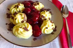 Vanillecreme mit hei&szlig;en Kirschen