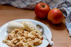 Apfel-mit-Streuseln und Vanille-Eis