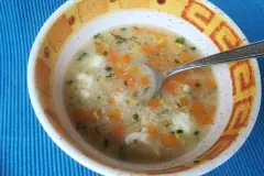 Hafer-Kraftsuppe mit Karotten und Ei