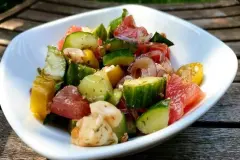 Tomatensalat mit Mozzarella und Gurke