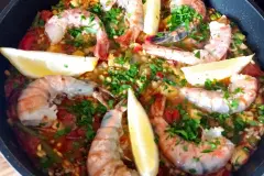 Spanische Paella mit Chorizo, Meeresfr&uuml;chten, H&auml;hnchen und Gem&uuml;se
