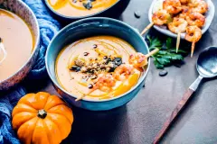 K&uuml;rbissuppe mit Garnelen
