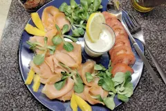 Schnelles Meerrettich-Dressing mit Mango zu R&auml;ucherlachs