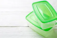 Klebrige oder verf&auml;rbte Tupperware reinigen