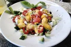 Melonensalat mit Mango und Feta