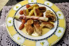 Chicken-Nuggets mit Spargel im Speckmantel