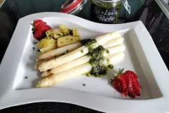 Wei&szlig;er Spargel mit B&auml;rlauch-Pesto &agrave; la Uschi