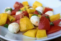 Tomaten-Mozzarella-Salat mit Mango