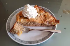 Apfel-Mohn-Kuchen mit Mandel-Karamell-Guss