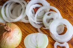 Zwiebeln schneiden ohne Tr&auml;nen - 5 einfache Tricks