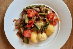 Gr&uuml;ne Spargelpfanne mit Kartoffeln in Knoblauchbutter