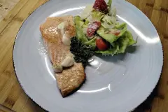 Lachs gebraten dazu bunter Kopfsalat