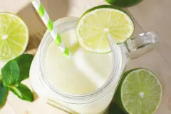 Brasilianische Limonade (Limonada Su&iacute;&ccedil;a)
