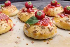 Fruchtige Erdbeer-Teilchen zum Kaffee