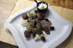 Gef&uuml;llte Weinbl&auml;tter mit Hackfleisch und Risotto (Dolmadakia)