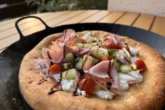 Salat auf Pizza