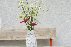 Strukturvase aus Eierkarton und Flasche selber machen