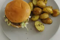 Hamburger mit mediterranen Ofenkartoffeln