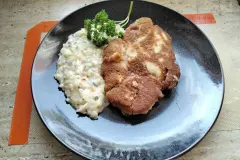 Schweinekamm-Schnitzel mit Apfel-Kartoffelsalat