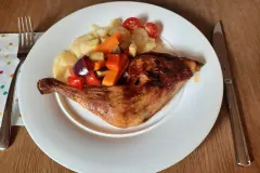 Geschmorte H&auml;hnchenschenkel mit Gem&uuml;se und Kartoffelsalat