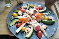 Low Carb-Salat mit Black Tiger Garnelen und Burrata Creme