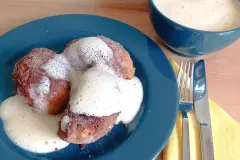 Karth&auml;user Kl&ouml;&szlig;e mit Weinschaumso&szlig;e