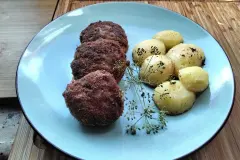Frikadellen mit Semmelbr&ouml;sel statt Br&ouml;tchen
