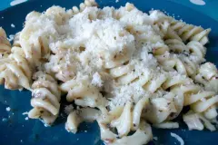 Nudeln mit Tr&uuml;ffelpesto-Sahneso&szlig;e