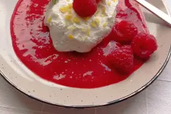Ricotta-Nachspeise mit Himbeeren