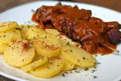 Fleisch-Spie&szlig;e mit Curryso&szlig;e & Kartoffeln