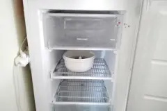 Gefrierschrank abtauen mit hei&szlig;em Wasser