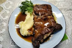 Rippchen aus dem Backofen mit Kartoffelstampf