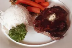 Rinderlende mit Kr&auml;uterbutter, Reis und Gem&uuml;se