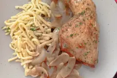 H&auml;hnchenkeulen in Wei&szlig;wein-Zwiebelso&szlig;e