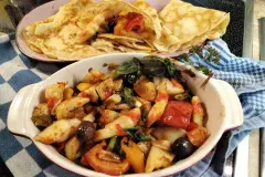 Gef&uuml;llte Pfannkuchen: Omeletten mit Gem&uuml;se und Surimi
