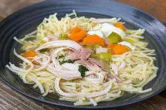 Hausgemachte H&uuml;hnersuppe aus der Hei&szlig;luftfritteuse