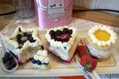 Quark-Sahne-T&ouml;rtchen mit Beeren und Pfirsich