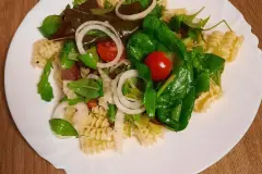 Gorgonzolanudeln mit Salat aus Babyspinat