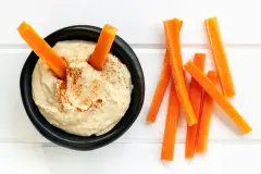 Hummus selber machen: einfaches Rezept in nur 10 Minuten!