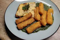 Kartoffelkuchen aus der Pfanne mit Spinat und Fischst&auml;bchen