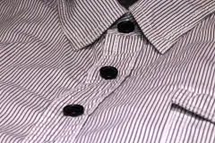 Bluse: Aufklaffende Knopfleiste verhindern