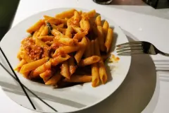 Penne mit Tomatenso&szlig;e, frischem Blattspinat und Zwiebeln