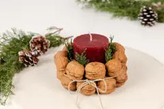 Nat&uuml;rliche Weihnachtsdeko: Walnuss-Kerzenhalter selber basteln