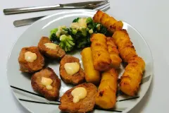 Schweinefilet mit Kroketten, Brokkoli und Sauce Hollandaise